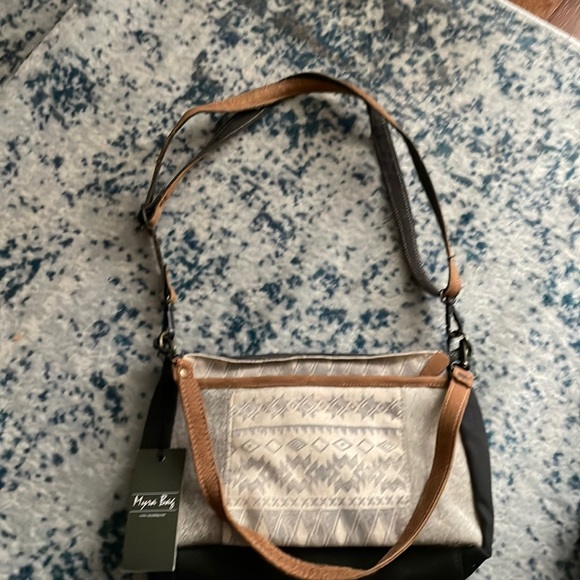 Myra Bag Classic Design crossbody& Shoulder Bag - Picture 5 of 5